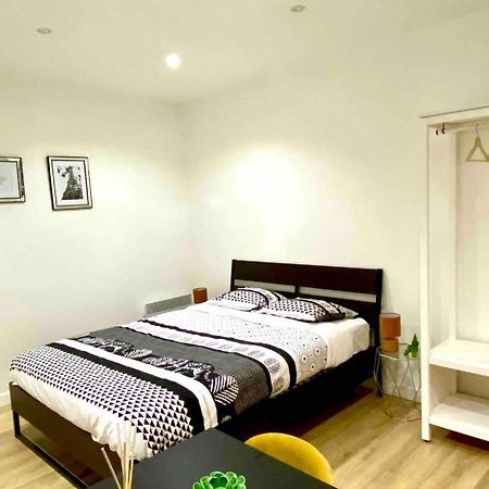 Studio City Center Of Mons Apartment Bagian luar foto